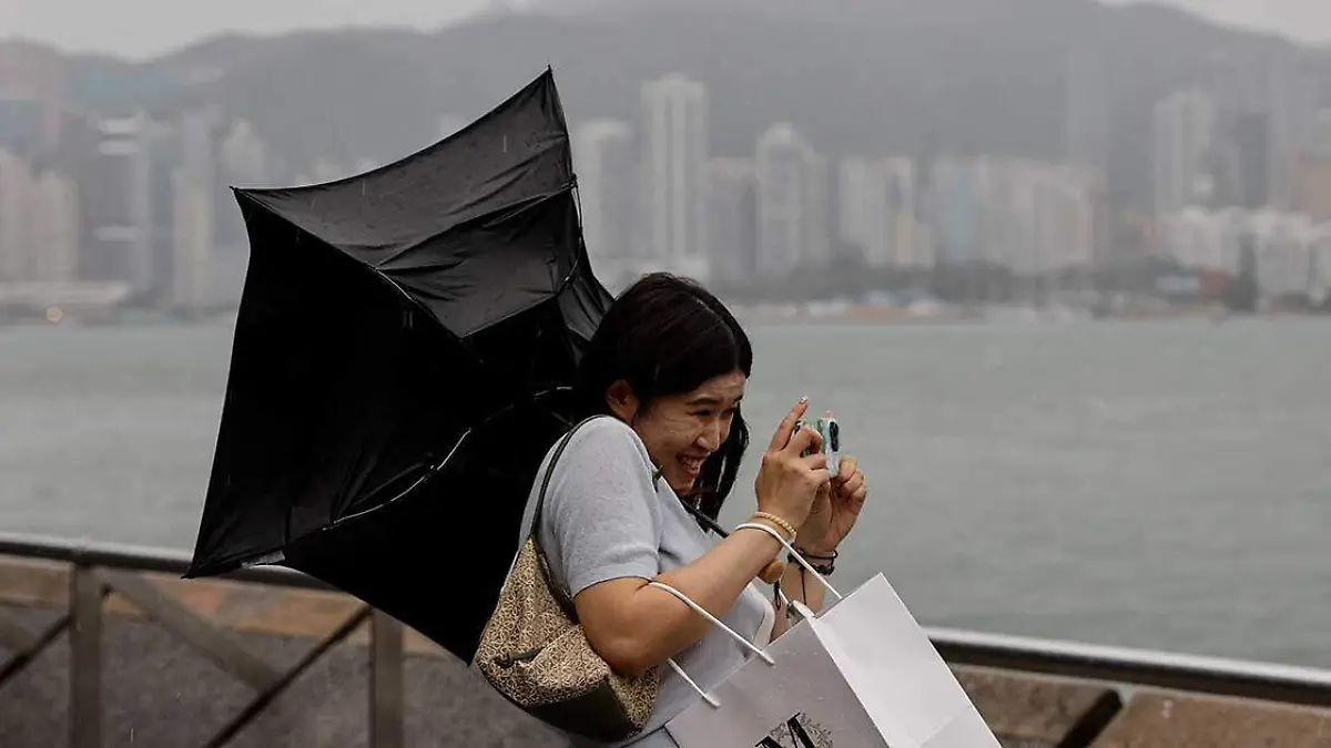 La ciudad-estado de Hong Kong fue azotada esta semana por el tifón Saola que llegó acompañado de vientos huracanados y fuertes lluvias